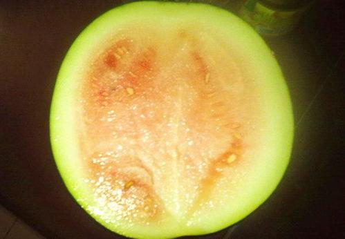 甜瓜裂瓜怎么吃,营养不浪费，美味依旧在