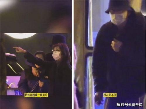 吃瓜情侣被偷拍歌唱,吃瓜情侣街头歌唱引围观