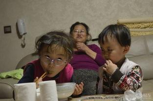 女儿吃瓜图片大全,萌态十足，萌娃美食时刻大盘点